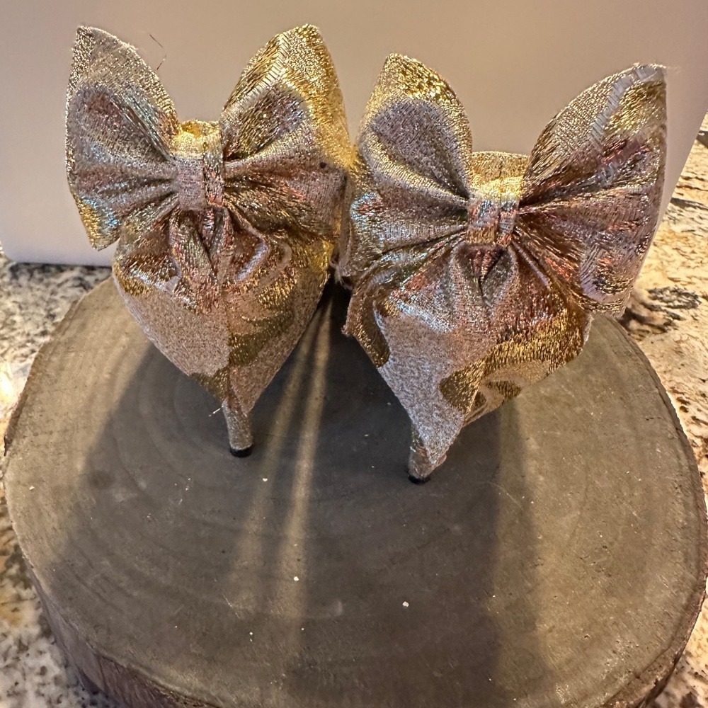 Nice Touch Gold Heels with Bows on Heels. Size 9. - Picture 5 of 7